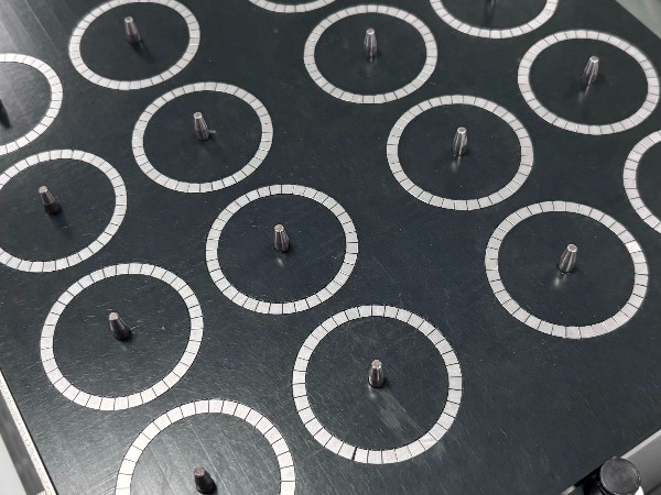 無線充磁鐵人工擺盤成本飆升？1臺唯思特整列機可替代6名工人，年省人力成本20萬+