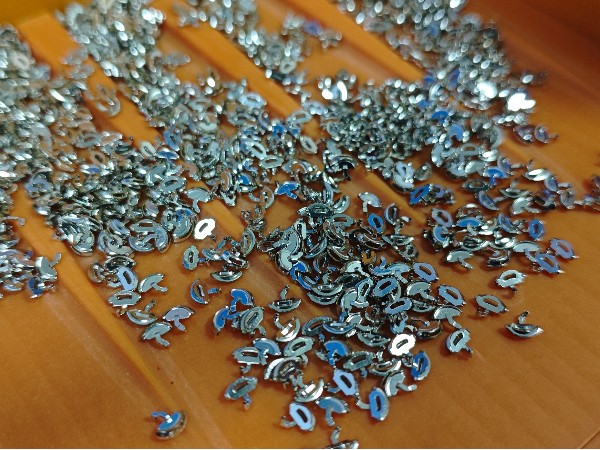 TWS耳機零件人工擺盤困局：唯思特整列機如何實現產能倍增