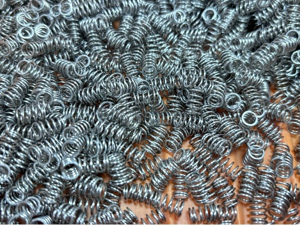 小彈簧如何實現自動擺盤？唯思特整列機為你揭秘