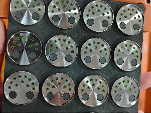 唯思特整列機(jī)驅(qū)動(dòng)的玻珠引線(xiàn)蓋板高效人機(jī)協(xié)同解決方案