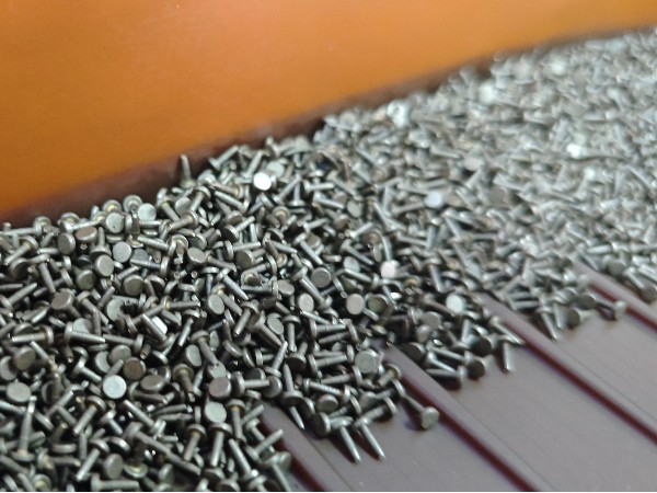 如何實現(xiàn)螺釘、鉚釘?shù)任褰鸺淖詣踊帕校课ㄋ继卣袡C助你效率翻倍！