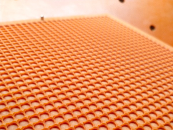 唯思特整列機核心奧秘：精密治具板，如何雕琢零件整齊陣列？