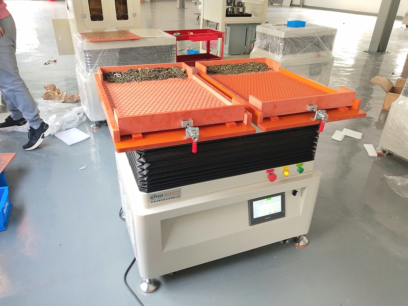 芯片自動(dòng)擺盤機(jī)實(shí)拍