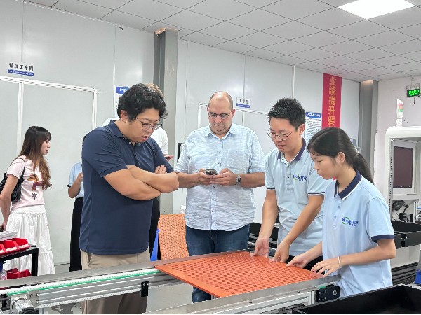 東莞唯思特科技 | 全系列零件整列機，為精密制造提供一站式擺盤解決方案