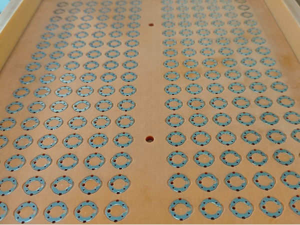 金屬墊片吸附轉(zhuǎn)移操作-唯思特整列機(jī)